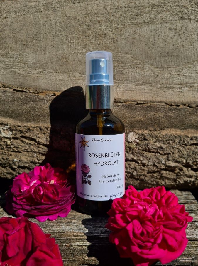 Rosenhydrolat im Fläschchen