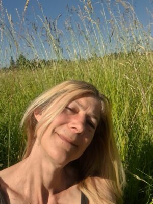 Kati Klein Portrait auf der Wiese